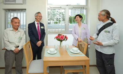 Secretary for Housing Winnie Ho and HKHS Chairman Walter Chan chatting with the soon-to-be residents of “Chung Yuet Lau” inside one of the flats. 